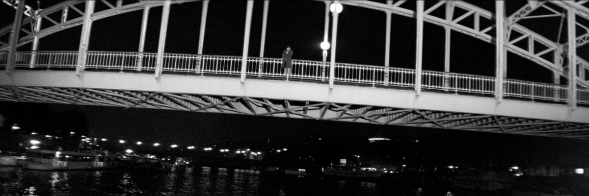screen capture of The Girl on the Bridge [La Fille sur le Pont]